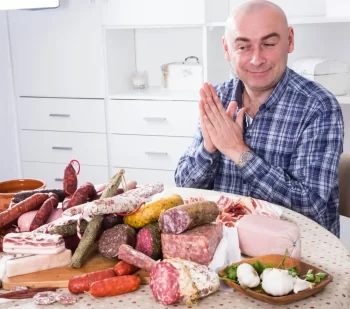 muž jí uzeniny