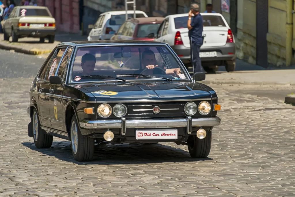 Jestliže vlastníte dnes Tatru 613, máte doma poklad - Techsvět Tatra 613 na silnici