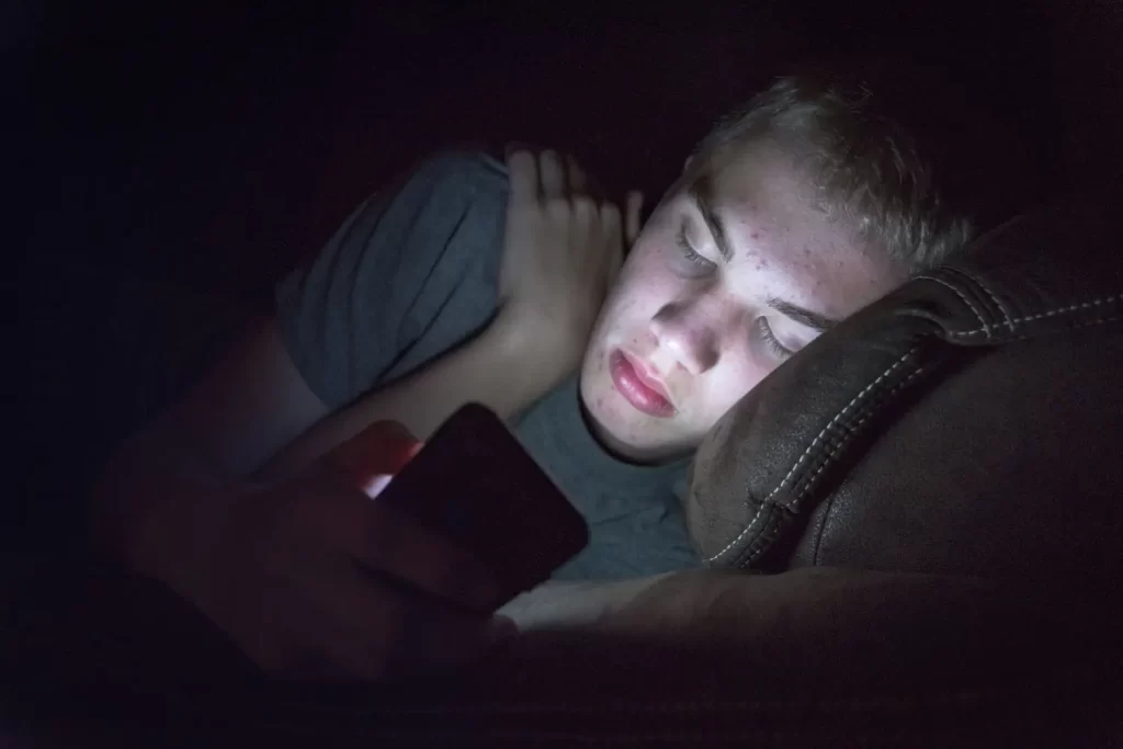 Svému teenagerovi elektroniku v posteli zakažte - Techsvět teenager na mobilu v posteli