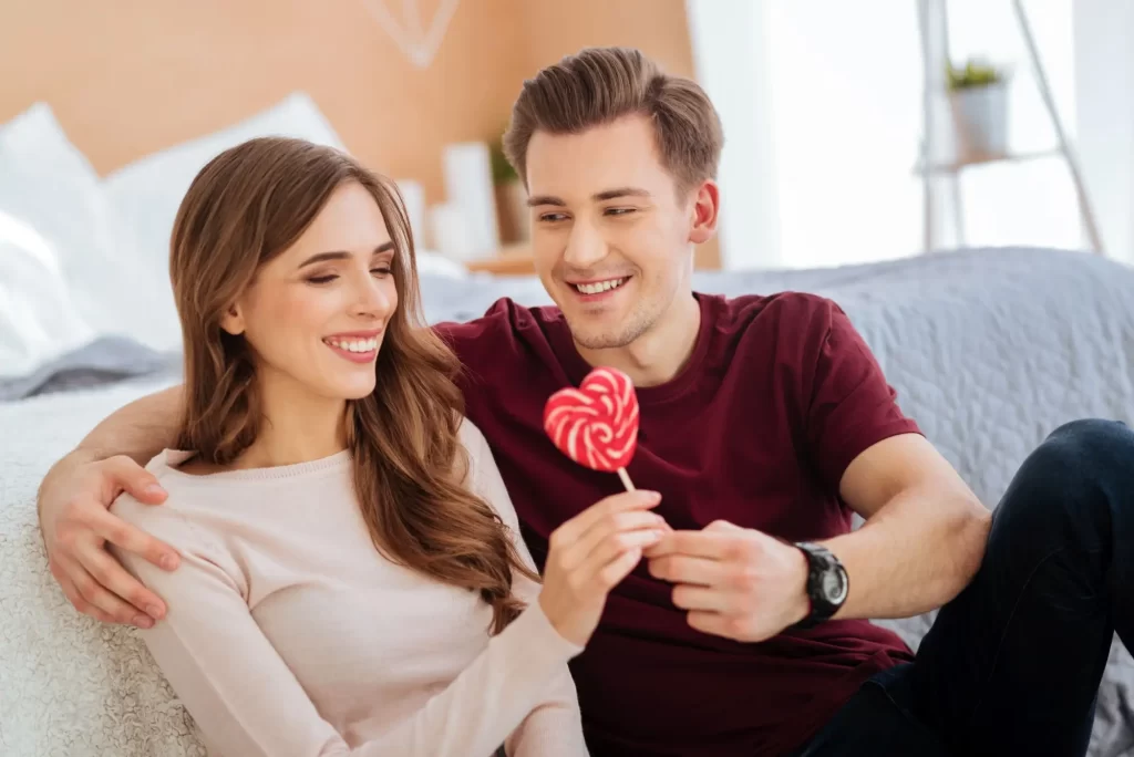 Shutterstock_744989038 - Techsvět muž dává přítelkyni dárek
