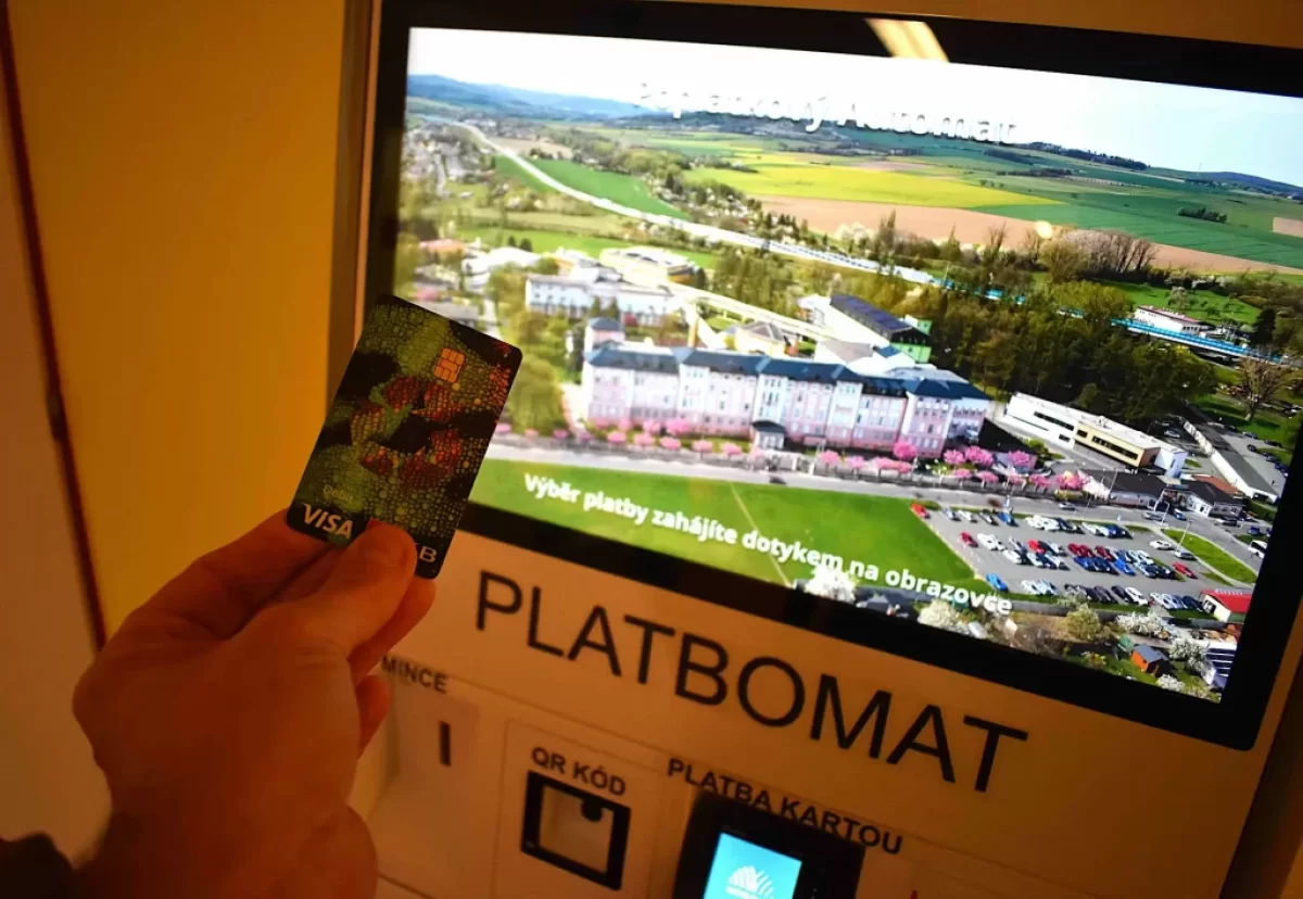 Platbomat a karta