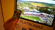 Platbomat a karta