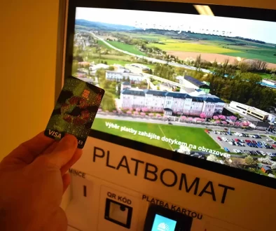 Platbomat a karta