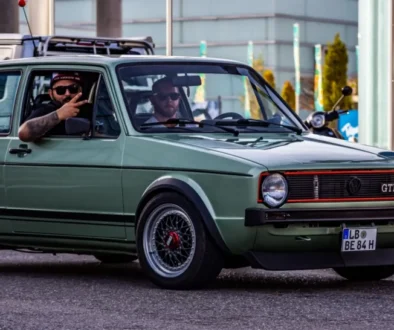 Volkswagen Golf GTI Mk1 ve skvělém stavu. Auto má typickou karoserii první generace s červeným rámečkem v masce chladiče, černými plastovými nárazníky a sportovními koly BBS.