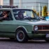 Volkswagen Golf GTI Mk1 ve skvělém stavu. Auto má typickou karoserii první generace s červeným rámečkem v masce chladiče, černými plastovými nárazníky a sportovními koly BBS.