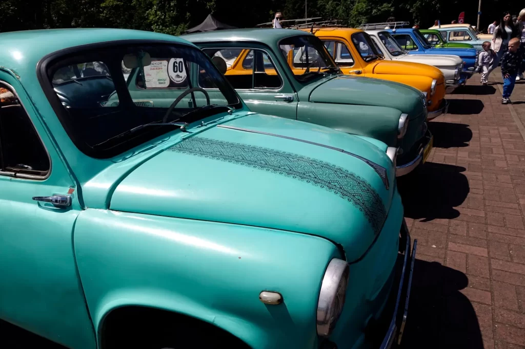 auto2 - Techsvět Řada ZAZ-965 Záporožců v různých barvách zaparkovaná na srazu veteránů.