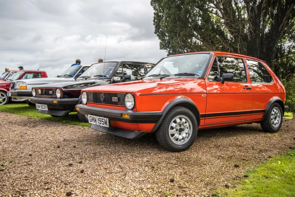 auto3 - Techsvět Skupina klasických vozů Volkswagen Golf GTI Mk1 vystavených na srazu veteránů.