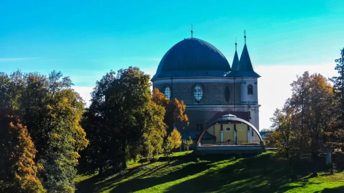 Bazilika Nanebevzetí Panny Marie na Svatém Hostýně, která se nachází na zalesněném vrcholu kopce.
