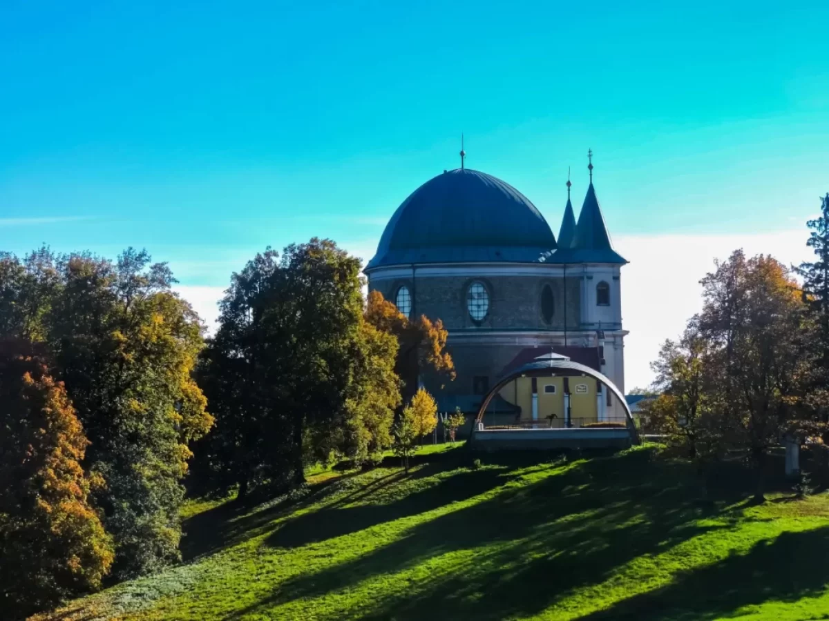 Bazilika Nanebevzetí Panny Marie na Svatém Hostýně, která se nachází na zalesněném vrcholu kopce.