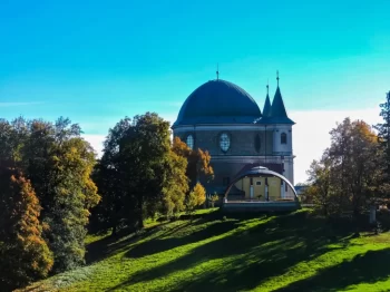 Bazilika Nanebevzetí Panny Marie na Svatém Hostýně, která se nachází na zalesněném vrcholu kopce.