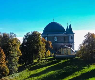 Bazilika Nanebevzetí Panny Marie na Svatém Hostýně, která se nachází na zalesněném vrcholu kopce.