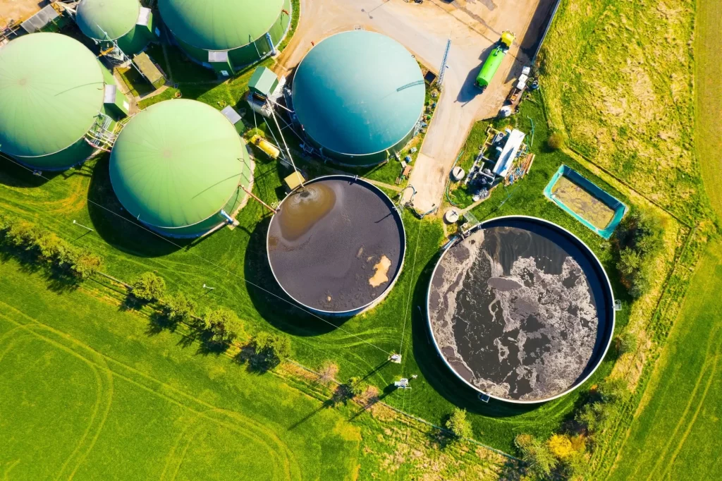 bio3 - Techsvět Letecký pohled na bioplynovou stanici obklopenou zelení.