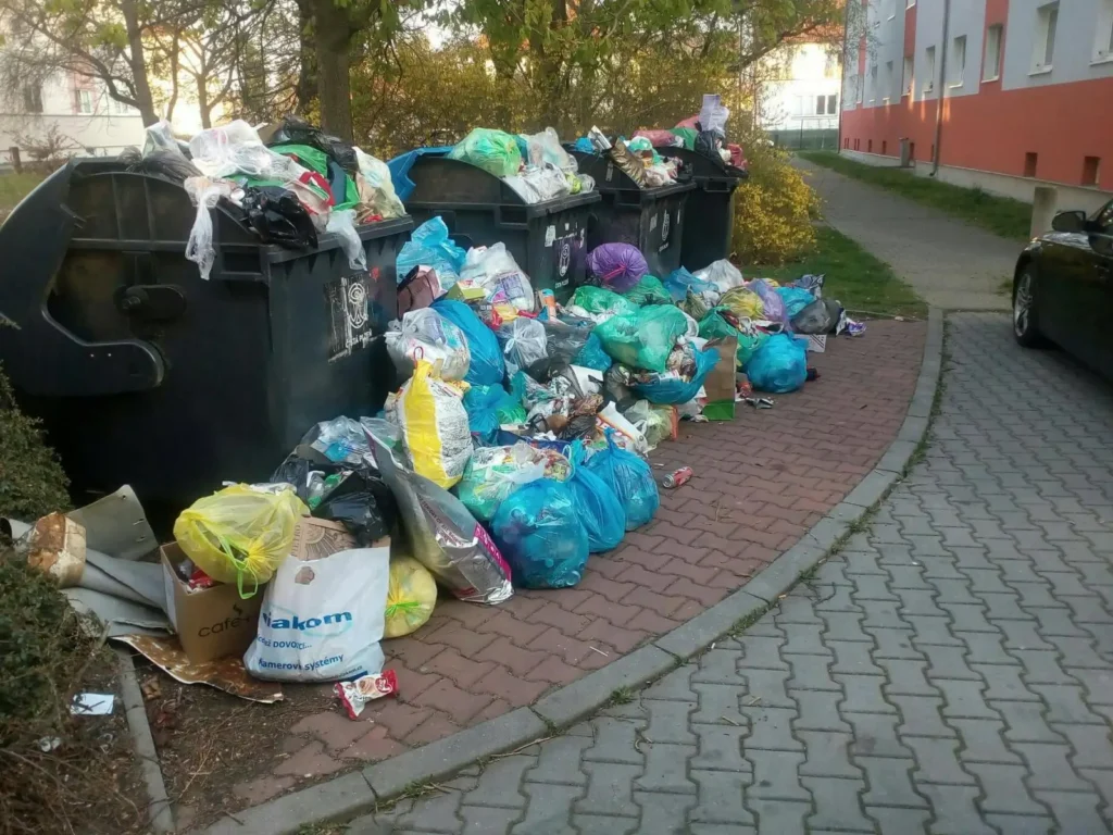 cerna-skladka - Techsvět odhozené odpadky vedle popelnice