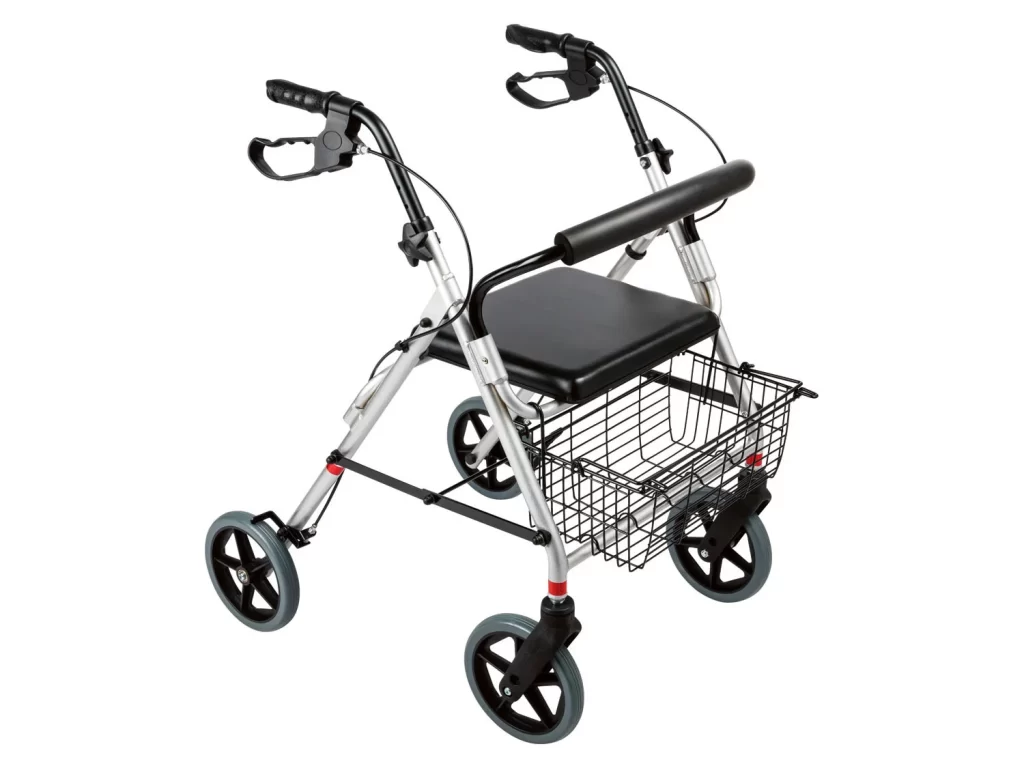 Robustní čtyřkolové chodítko pro seniory s kovovým rámem, černým sedátkem, praktickým košíkem na nákup a ergonomickými brzdovými madly. 