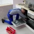 opravář opravuje myčku