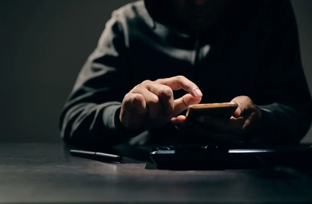 Taktiky hackerů jsou stále vynalézavější - Techsvět Hacker s telefonem
