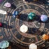Detailní záběr na astrologický kruh se symboly zvěrokruhu a osmihranné kostky s astrologickými a planetárními znaky.