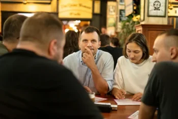 Skupina lidí v hospodě přemýšlí nad testem