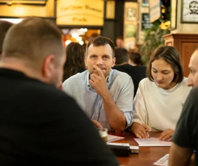 Skupina lidí v hospodě přemýšlí nad testem