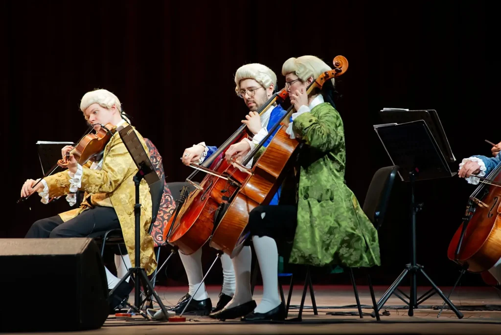 Smyčcový soubor složený ze čtyř hudebníků, kteří hrají na housle, violoncello a další strunné nástroje. 