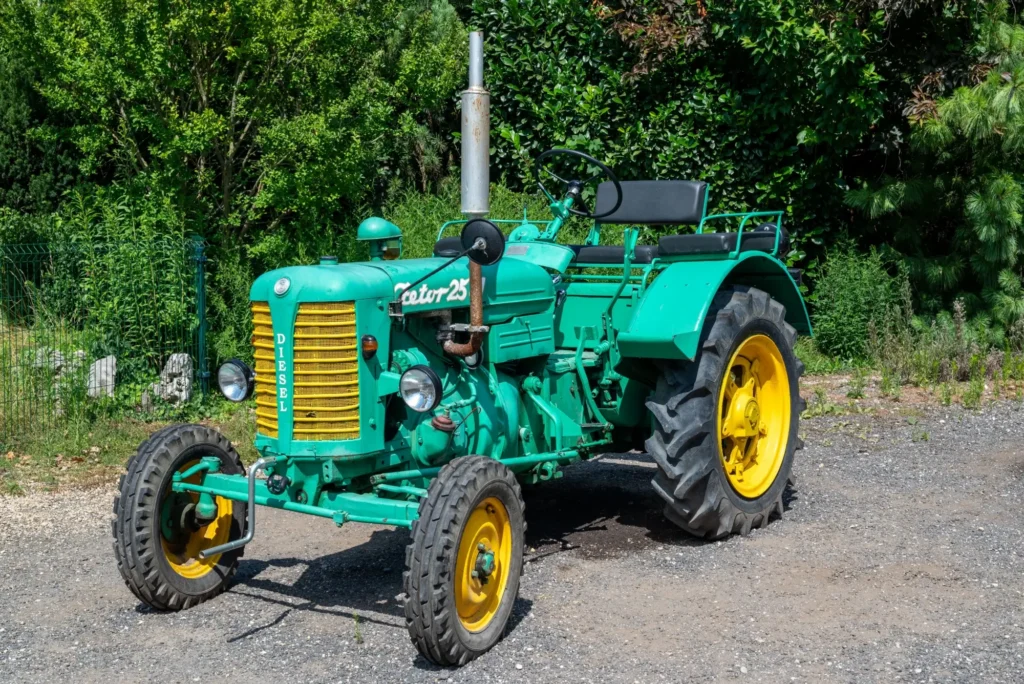 k3 - Techsvět Klasický československý traktor Zetor 25 ve výrazné zeleno-žluté kombinaci.