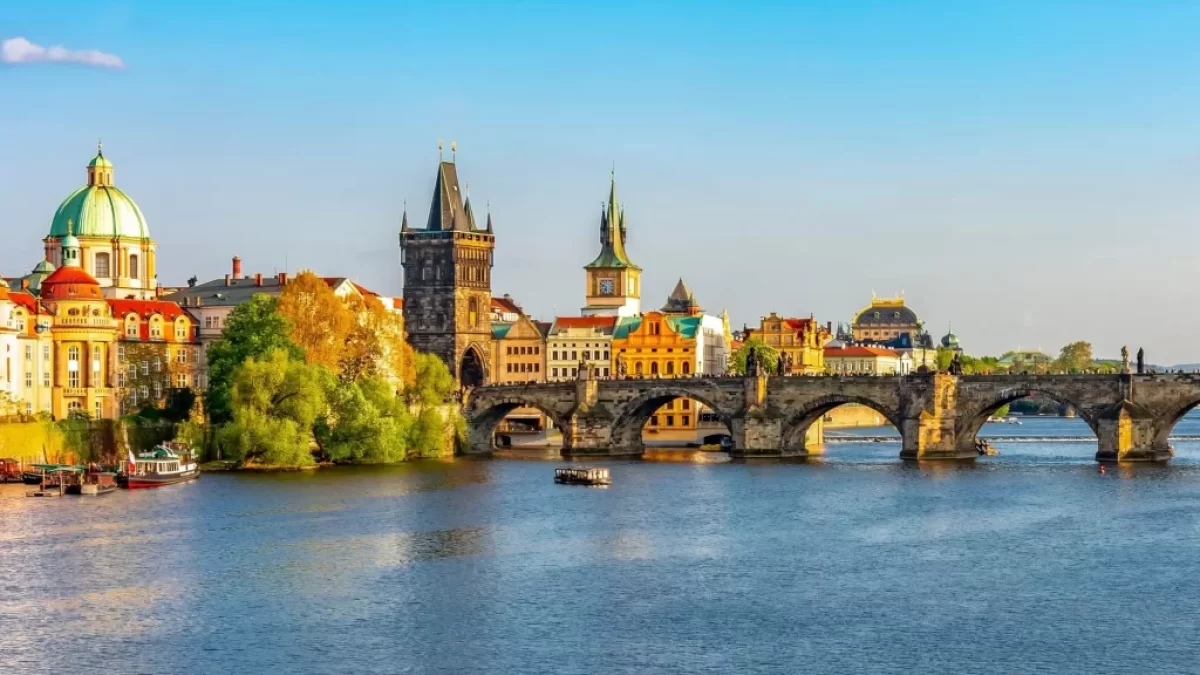 Pohled na Karlův most z břehu Vltavy