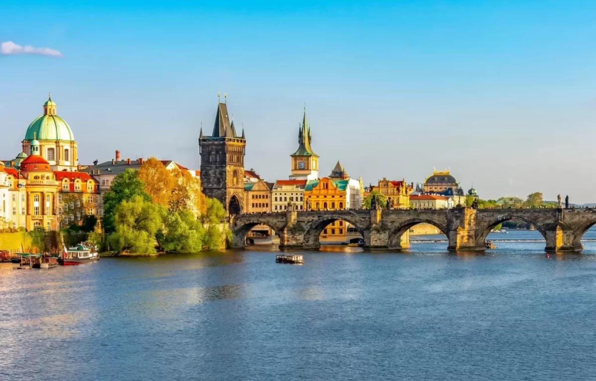 Pohled na Karlův most z břehu Vltavy