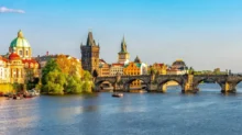 Pohled na Karlův most z břehu Vltavy