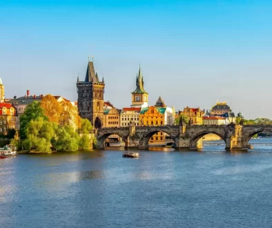Pohled na Karlův most z břehu Vltavy