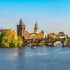 Pohled na Karlův most z břehu Vltavy