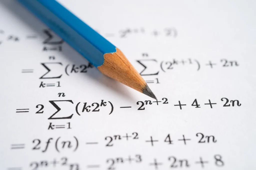 kviz2 - Techsvět Matematický papír se vzorci a modrou tužkou