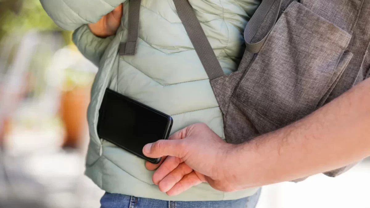 Okamžik krádeže mobilního telefonu.
