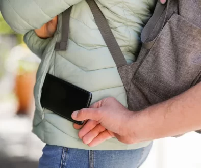 Okamžik krádeže mobilního telefonu.