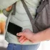Okamžik krádeže mobilního telefonu.