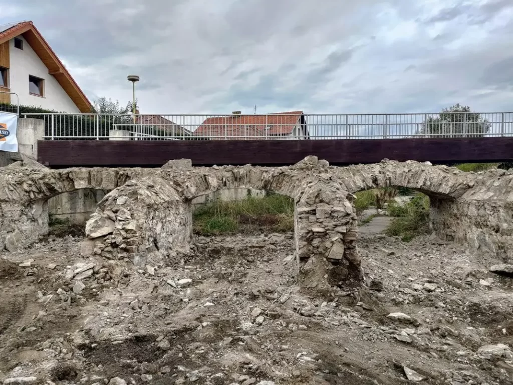 most2 - Techsvět Kamenný most v Dobříši během fáze rekonstrukce.