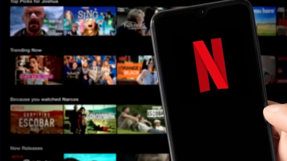 Telefon s otevřenou aplikací Netflix, kde dominuje známé červené „N“ na černém pozadí.