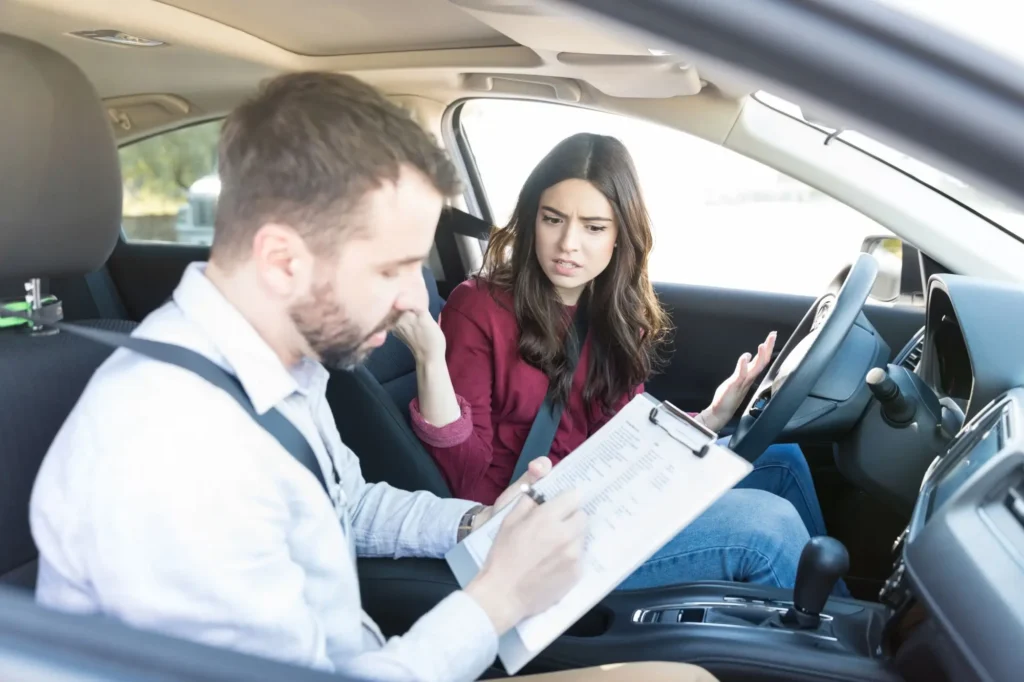 Při neúspěšných pokusech celková cena autoškoly ještě stoupá - Techsvět Instruktor a studentka v autoškole