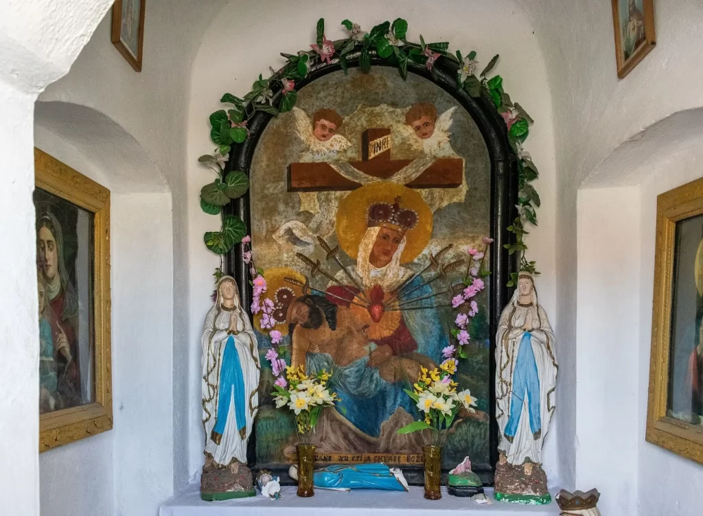 Malá kaplička se sochami a obrazem Panny Marie Sedmibolestné, která drží mrtvého Ježíše. 