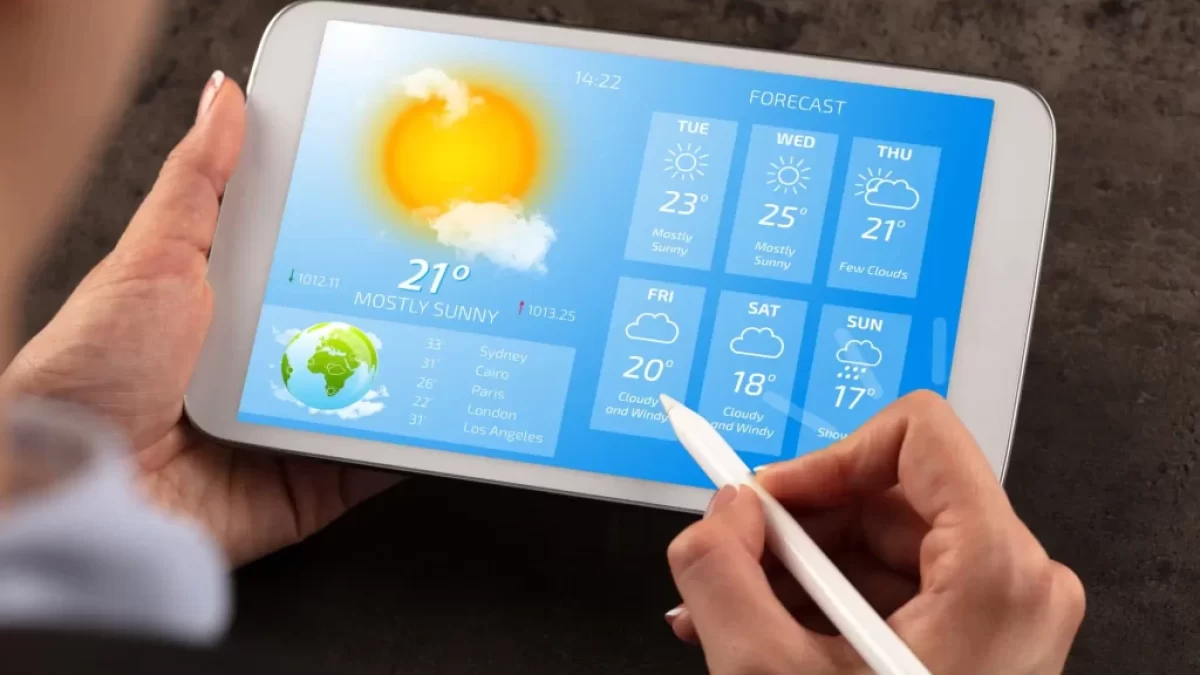 Tablet s aplikací na předpověď počasí.