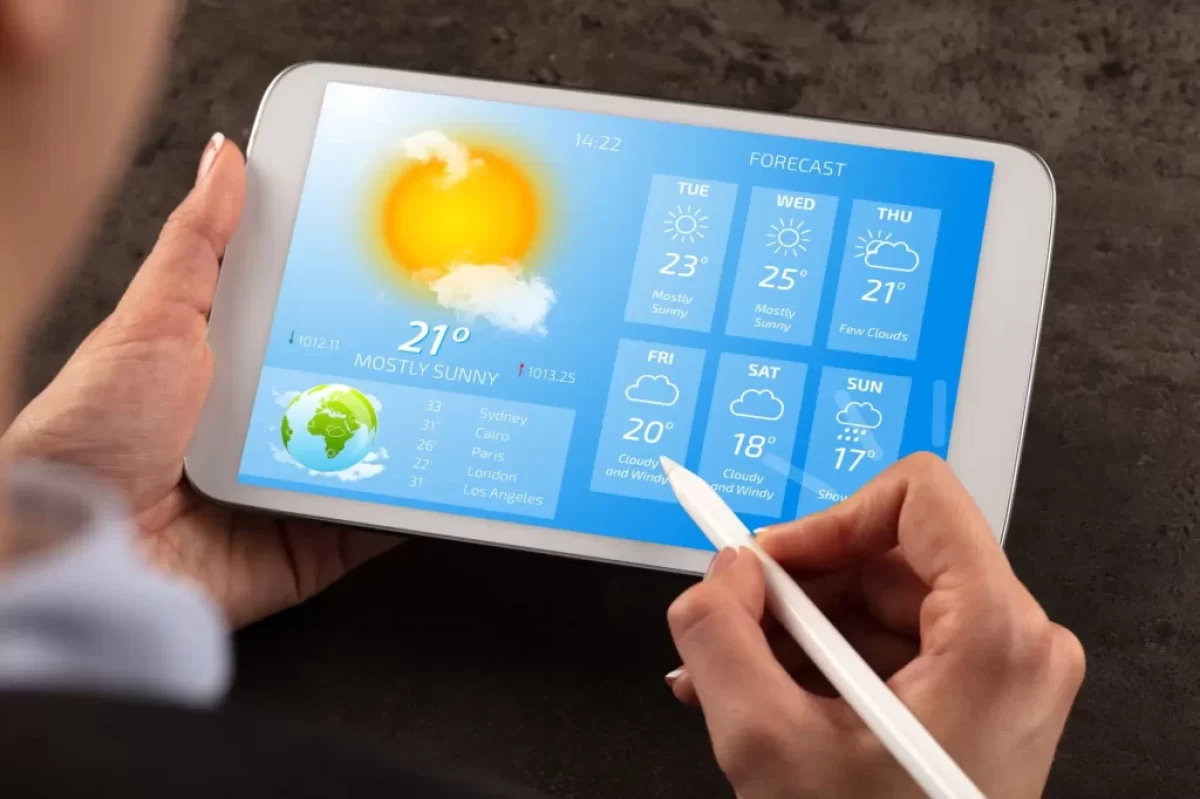 Tablet s aplikací na předpověď počasí.