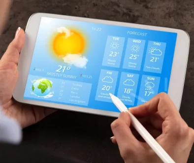 Tablet s aplikací na předpověď počasí.