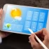 Tablet s aplikací na předpověď počasí.