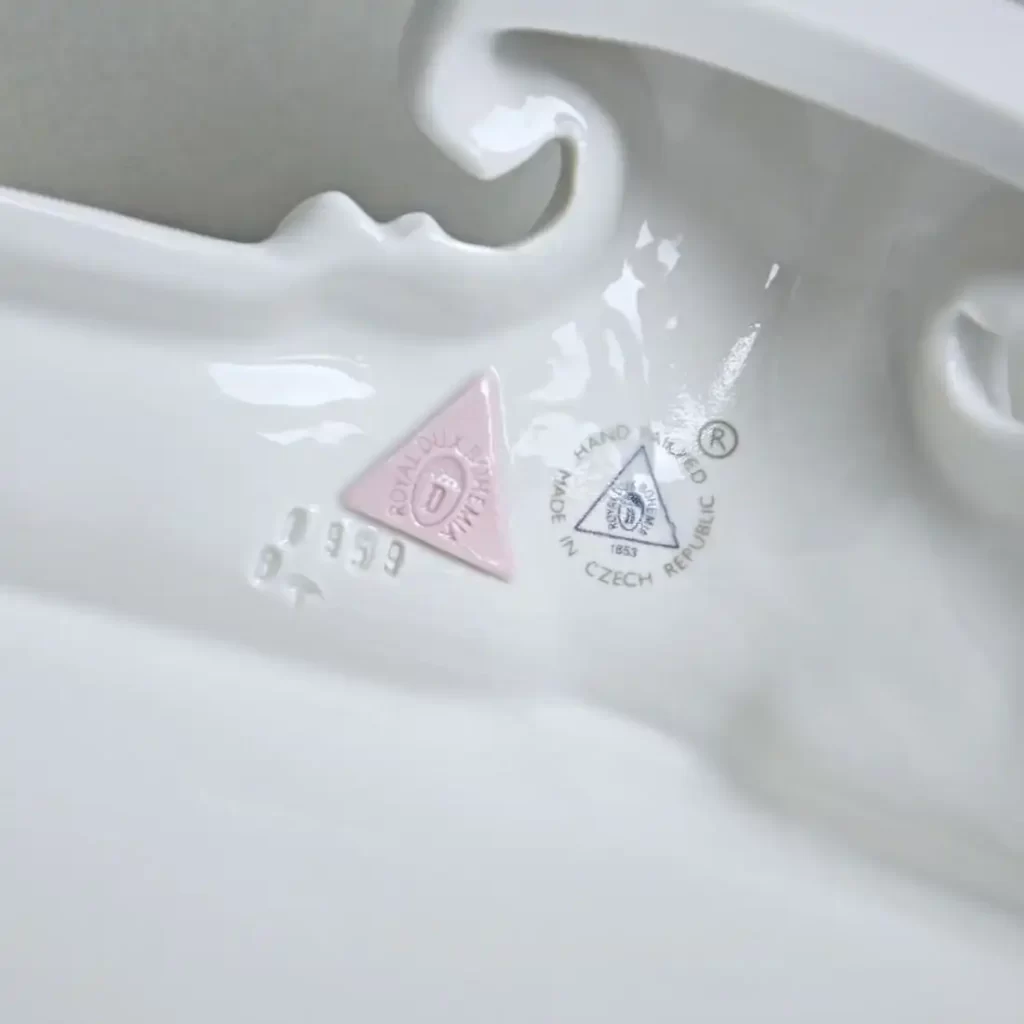 porc2 - Techsvět Spodní část porcelánové sošky s typickými značkami výrobce Royal Dux Bohemia.