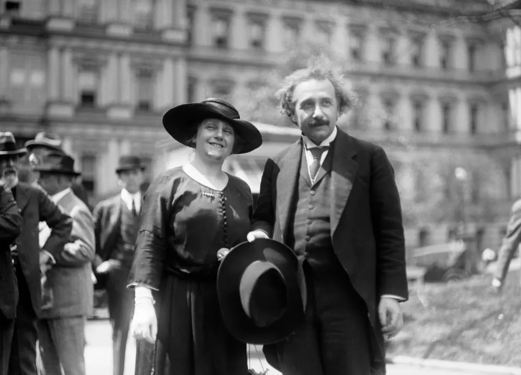 Albert Einstein se svou sestřenicí a...druhou manželkou zároveň - Techsvět Albert Einstein se svou sestřenicí