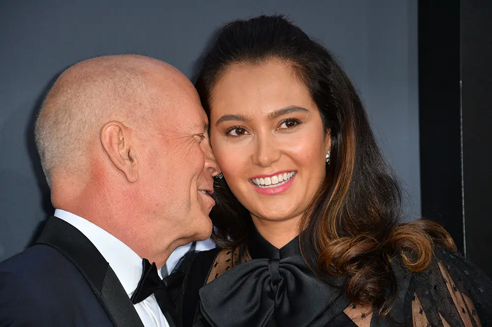 Hercova současná manželka Emma Heming sdílí na sociálních sítích, jak se herci daří. - Techsvět Bruce Willis s Emmou Hemingem