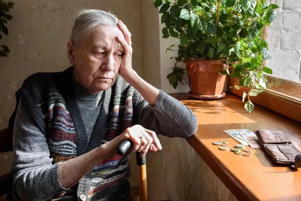seniorka s penězi - Techsvět seniorka s penězi