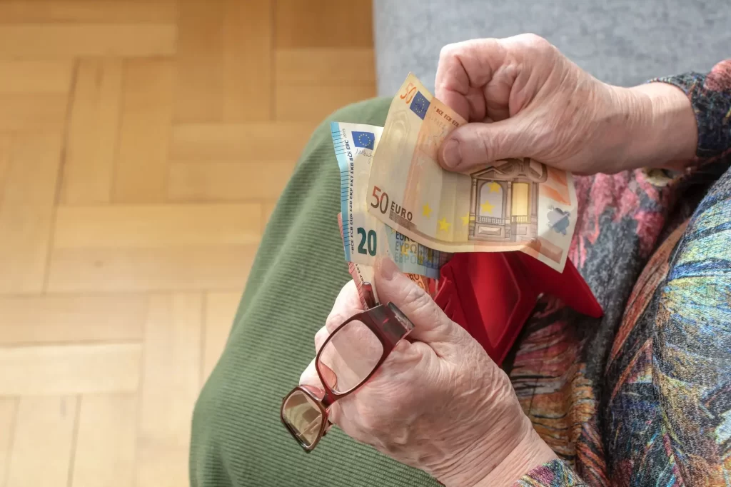 seniorka euro bankovky - Techsvět seniorka bankovky