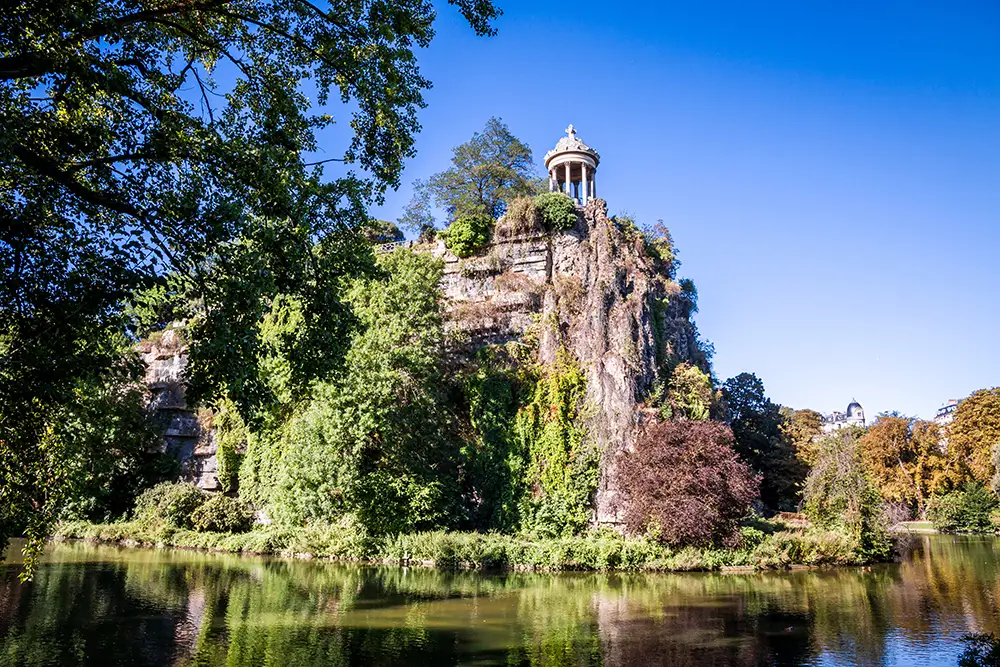 Sibylin chrám v parku des Buttes-Chaumont na severovýchodě Paříže v 19. obvodu. - Techsvět Sibylin chrám