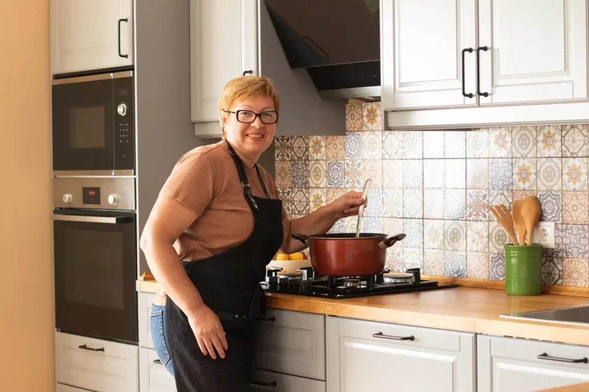 žena v kuchyni vaří polévku