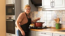 žena v kuchyni vaří polévku